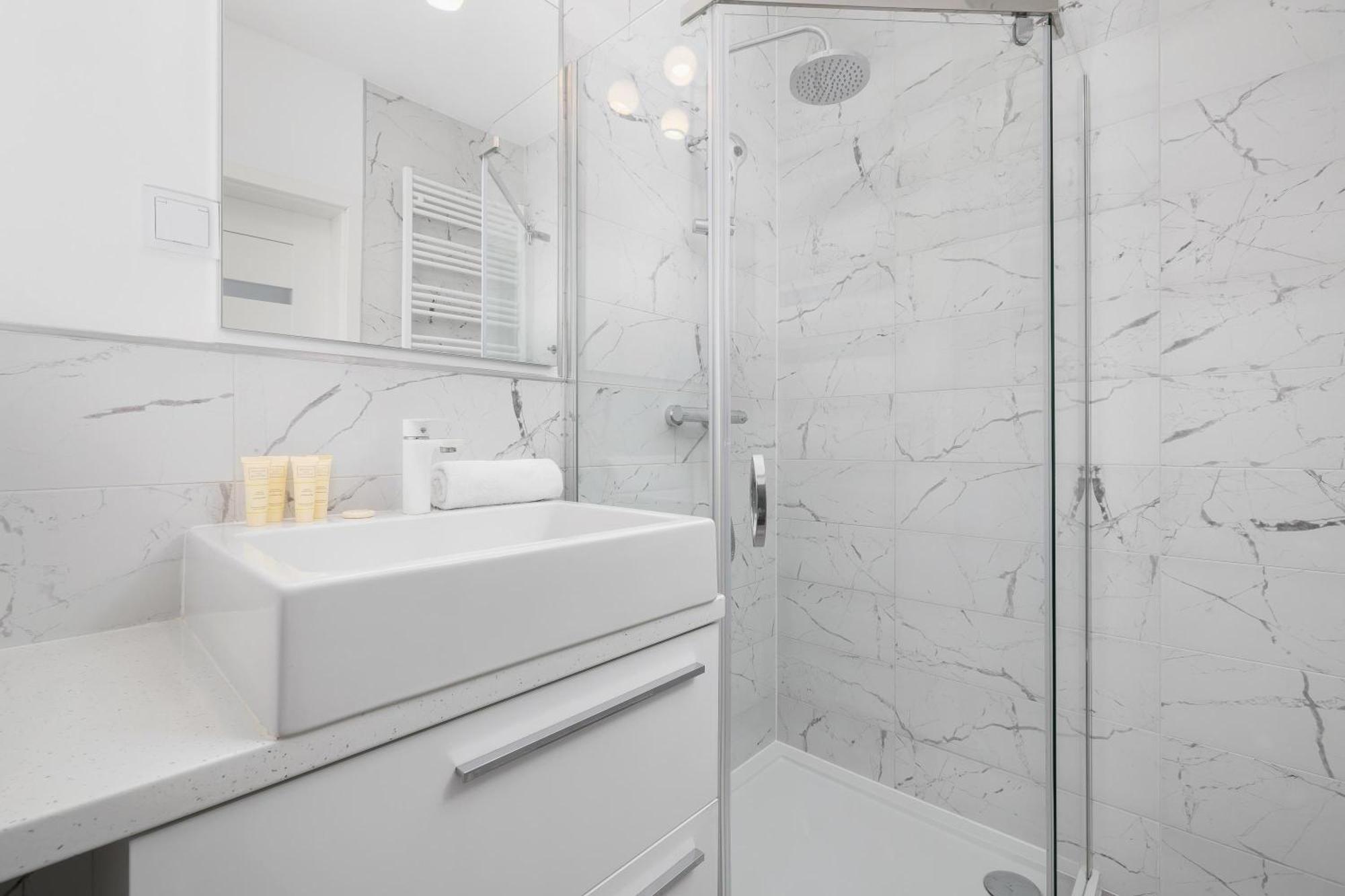 Apartment Modern With Parking Near Tauron Arena By Renters Krakau